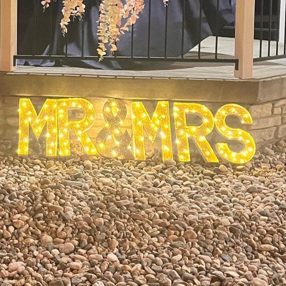 Light up Mr & Mrs Sign